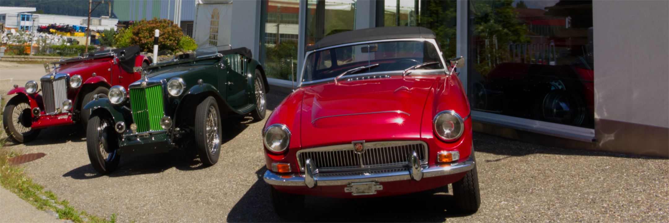 Gebäude Aussen mit Autos 1