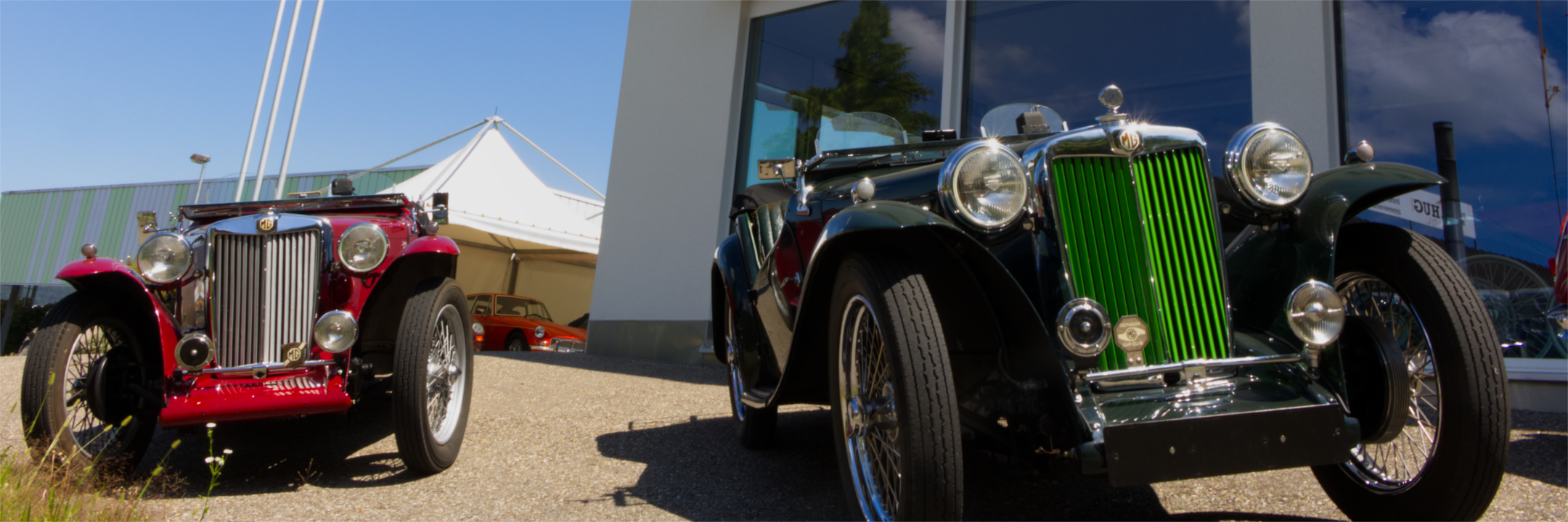 Gebäude Aussen mit Autos 2